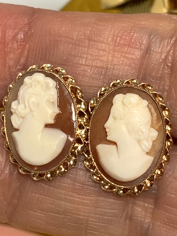 Shell Cameo Stud Earrings - image 8