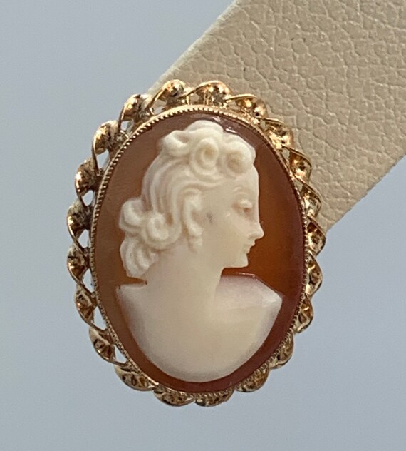 Shell Cameo Stud Earrings - image 7