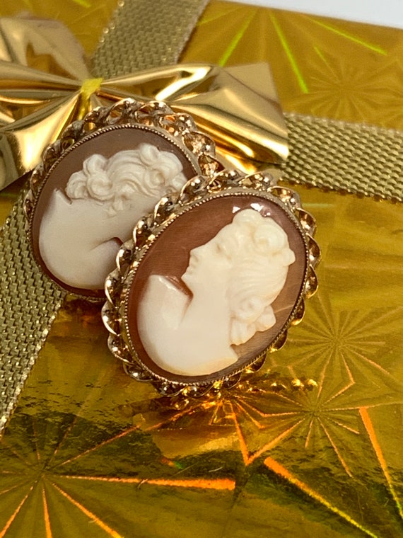 Shell Cameo Stud Earrings - image 3