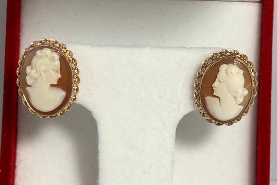 Shell Cameo Stud Earrings - image 4