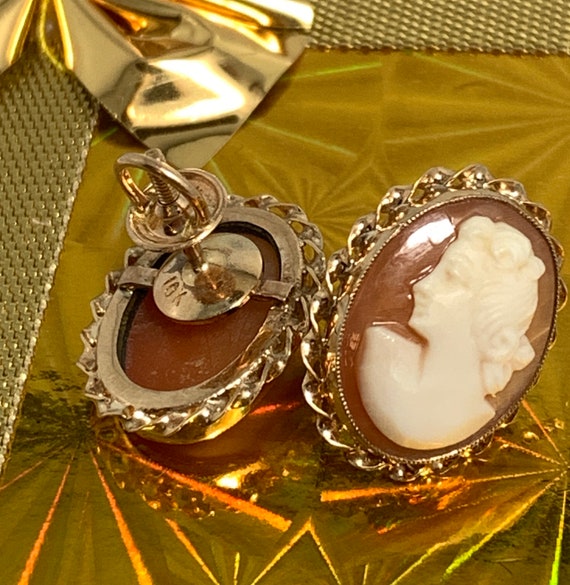 Shell Cameo Stud Earrings - image 9