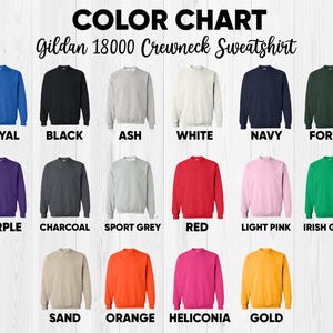 Op de afbeelding: Kleurenkaart van Gildan 18000 crewneck sweatshirts in diverse kleuren, waaronder koningsblauw, zwart, as, wit, marine, bosgroen, paars, houtskool, sportgrijs, rood, lichtroze, Iers groen, zand, oranje, heliconia en goud.