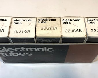 Hoes met 5 NOS Penncrest RCA-elektronenvacuüm radioversterkerbuizen, dozen T182