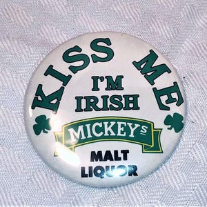 Vintage MICKEYs Kiss Me I'm Irish Malt Liquor Beer Clover Pin Pinback Button