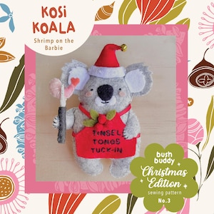 Può includere: Un modello di cucito di koala natalizio in feltro, intitolato "Bush Buddy Christmas Edition No. 3". Il koala indossa un cappello di Babbo Natale rosso e un grembiule rosso con il testo "Tinsel Tongs Tuck-In".