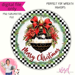 Puede incluir: Un fondo a cuadros blanco y negro con una corona de ramas de pino verdes y bayas rojas. Un gran adorno navideño negro y dorado con un lazo rojo está en el centro de la corona. El texto "Merry Christmas" está escrito en cursiva roja.