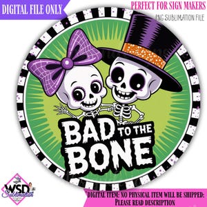 Può includere: Grafica rotonda con due scheletri dei cartoni animati, uno con un fiocco viola e l'altro con un cappello a cilindro. Il testo "BAD TO THE BONE" è al centro, con testo aggiuntivo in alto e in basso. Lo sfondo è verde.