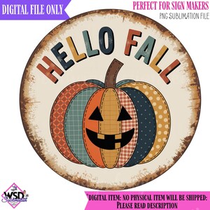 Op de afbeelding: Een ronde, rustieke bord met de tekst "HELLO FALL" en een lachende patchwork pompoen. Het bord is een digitaal bestand voor sublimatie, met een verweerde, rustieke uitstraling.