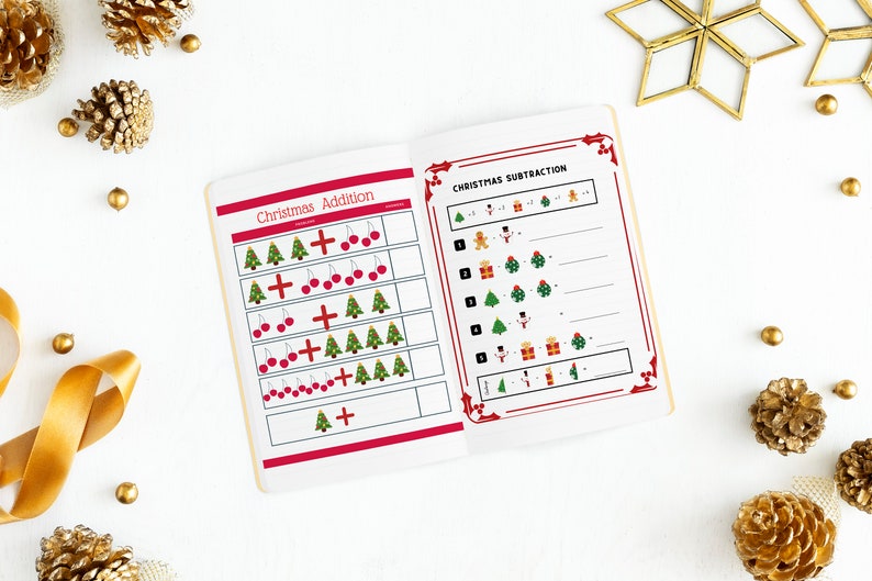 Peut inclure: Un cahier d'exercices d'addition et de soustraction sur le th&egrave;me de No&euml;l avec des illustrations rouges et vertes de sapins de No&euml;l, de boules, de cadeaux et d'un bonhomme de neige. Le cahier a une bordure rouge et les mots "Christmas Addition" et "Christmas Subtraction" sont imprim&eacute;s sur la couverture.