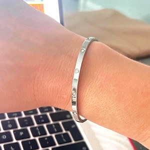 Silber Klapparmband, Runde Edelsteine, Gravur Liebesbotschaft, Geschenkbox