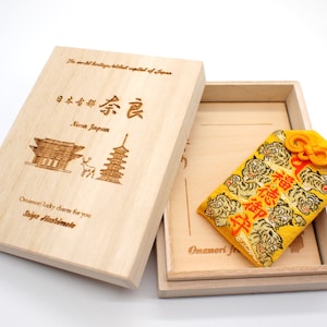 Japoński Amulet OMAMORI dla „Good Luck & Money Luck Tiger” żółty od Enshu Sigisan z Nara Japan