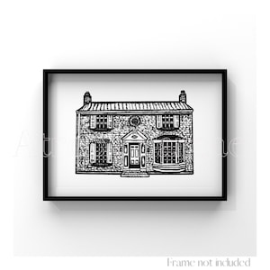 Puede incluir: Impresión en blanco y negro de una casa con fachada de piedra, enmarcada en un borde negro. La casa presenta múltiples ventanas con contraventanas, una puerta principal detallada y un mirador. El texto "Frame not included" está en la parte inferior.