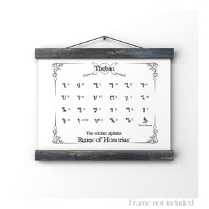 Peut inclure: Une affiche imprimable en noir et blanc avec l'alphabet thébain, également connu sous le nom d'alphabet des sorcières ou de runes d'Honorius. L'affiche présente une bordure décorative et le texte "Theban", "The witches alphabet" et "Runes of Honorius".