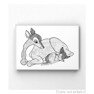 Peut inclure: Illustration en noir et blanc d'une biche et de son faon. La biche est couchée, la tête posée sur son faon. Le faon dort.