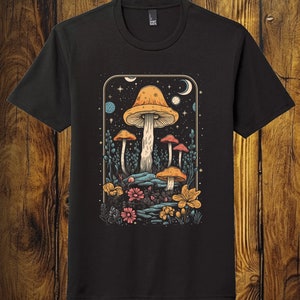 Maglietta con carta dei tarocchi floreale a fungo Maglietta nera unisex in morbida grafica