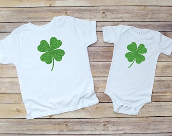 Camiseta familiar a juego con trébol brillante para el Día de San Patricio