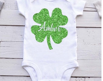 Maglietta personalizzata con trifoglio glitterato per il giorno di San Patrizio