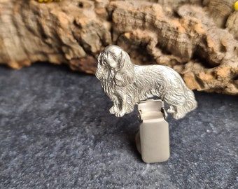 King Charles SPANIEL NUMBER HOLDER Brooch – Elegant Dog Show Ring Clip – Pewter Brooch For Dog Lovers And Dog Show Exhibitor