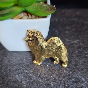 24k Yellow Gold-Plated SAMOYED DOG BROOCH Perfect Gift For Dog Lovers – Pewter Pet Brooch Great For Jacket Or Scarf