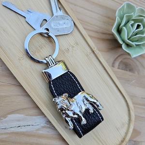 PORTACHIAVI BULLDOG INGLESE - Portachiavi placcato in argento con vera pelle - Regalo unico per amanti dei cani e proprietari di animali domestici - Confezione regalo disponibile