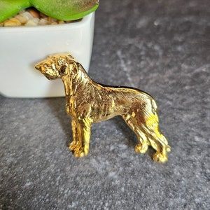 アイリッシュ ウルフハウンド ブローチ 犬 ウルフハウンド愛好家へのプレゼントに最適 - 24K イエローゴールド メッキ ピューター 犬種ブローチ ギフトラッピング付き