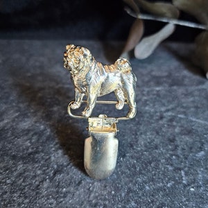MOPS NUMMER HOLDER Brosche - Eleganter Show Ring Clip In Silber und Gold - Geschenk für Hundeliebhaber und Hundeshow-Enthusiasten