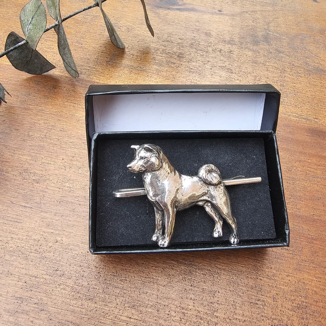 秋田犬ネクタイピン：シルバーメッキピューター製犬種アクセサリー