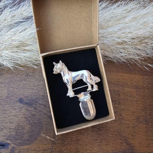 Chinese kuifnummerhouder broche of showclip, tinnen pin voor hondenliefhebbers, huisdier Memorial Gift, truiclip voor hondenshows