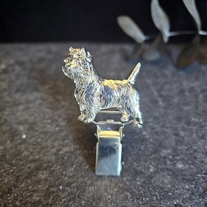 Spilla porta-numero Cairn TERRIER – Fermaglio per anello da esposizione canina in peltro – Gioiello commemorativo per animali domestici e fermaglio per maglione per amanti dei cani in 3 finiture