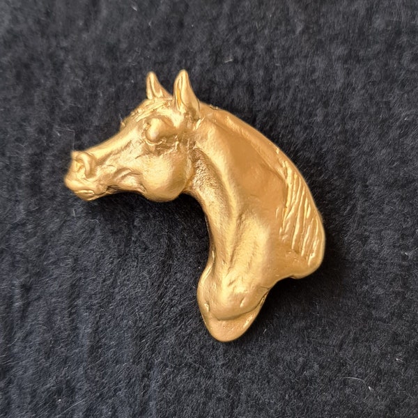 Broche cheval arabe en finition plaquée or - Accessoire équestre unique