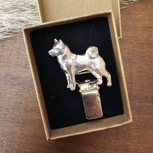 American AKITA NUMBER HOLDER Brooch – Elegant Dog Show Ring Clip – Akita Gift For Dog Lover – Pet Memorial Jewelry – Gift Wrapping Available