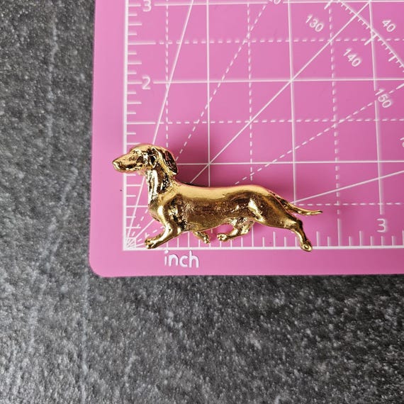 金メッキのダックスフンドブローチ：犬好きへのエレガントな贈り物