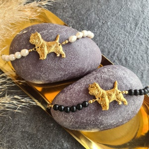 Pulseira Cairn Terrier com pingente banhado a ouro e contas de ônix - Joia estilosa para amantes de cães