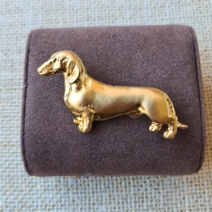 金メッキのダックスフンドブローチ：犬好きへのエレガントな贈り物