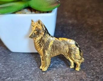 24k Yellow Gold-Plated BELGIAN SHEPHERD BROOCH Perfect For Jacket Or Scarf –Pet Lovers Gift Dog Breed Brooch Pin In Movement Finish