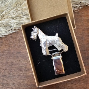 Spilla porta-numero miniatura SCHNAUZER – Elegante anello per esposizione canina – Regalo unico per amanti dei cani e appassionati di esposizioni – Confezione regalo disponibile