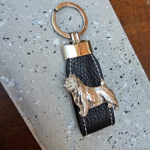 PORTACHIAVI NORWICH TERRIER – Portachiavi di razza canina placcato in argento con cinturino in similpelle – Regalo per amanti dei cani e proprietari di Norwich Terrier