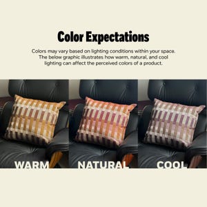 Pu&ograve; includere: Un cuscino quadrato con un motivo a righe verticali mostrato in tre condizioni di illuminazione etichettate come Warm, Natural e Cool. Il cuscino &egrave; posizionato su una sedia in pelle nera. Sono inclusi il testo Color Expectations e frasi descrittive.