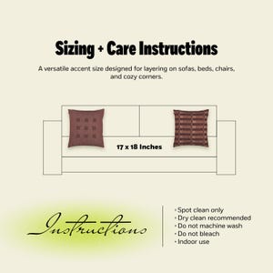 Pu&ograve; includere: Un grafico informativo intitolato Sizing + Care Instructions con due cuscini quadrati su un divano. Il testo specifica 17 x 18 Inches ed elenca le istruzioni: pulire solo localmente, lavaggio a secco consigliato, non lavare in lavatrice, non candeggiare, uso interno.