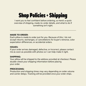 Pu&ograve; includere: Un grafico digitale con sfondo color crema e testo nero intitolato Shop Policies + Shipping. Descrive i termini commerciali relativi ai cuscini realizzati su ordinazione, la risoluzione dei problemi e i tempi di elaborazione.