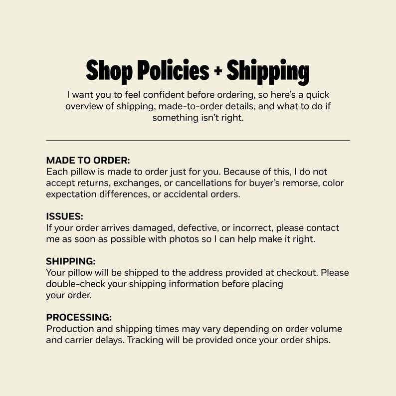 Pu&ograve; includere: Un grafico digitale con sfondo color crema e testo nero intitolato Shop Policies + Shipping. Descrive i termini commerciali relativi ai cuscini realizzati su ordinazione, la risoluzione dei problemi e i tempi di elaborazione.