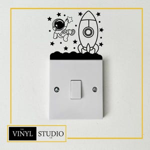 Vinyldekal med astronaut-ljusströmbrytare | Rymdtema-klistermärke | Vinylväggdekal | Vinylväggkonst | Matt finish | Olika färger