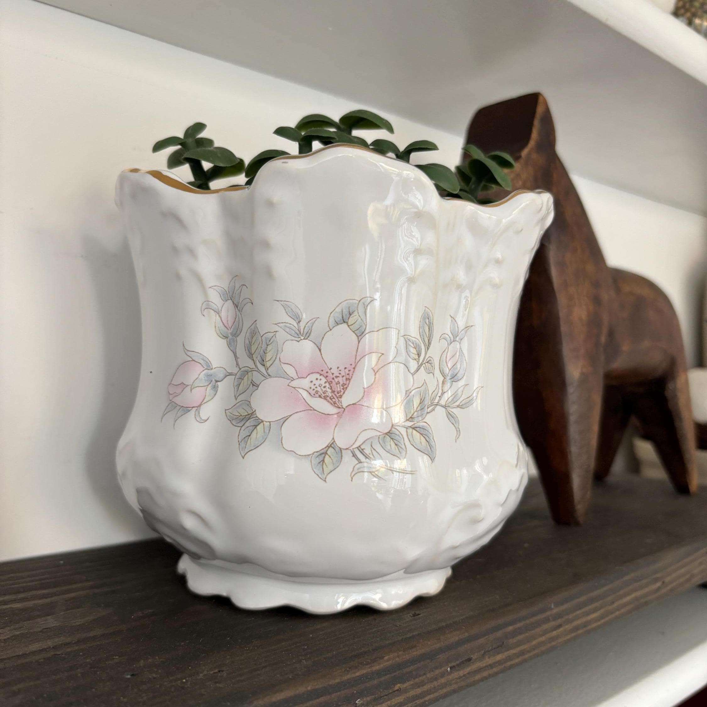 St. Aidan’s Pottery Posy Vase | Scalloped Rim with Gold Trim | Pastel Floral – Stoke-on-Trent | England