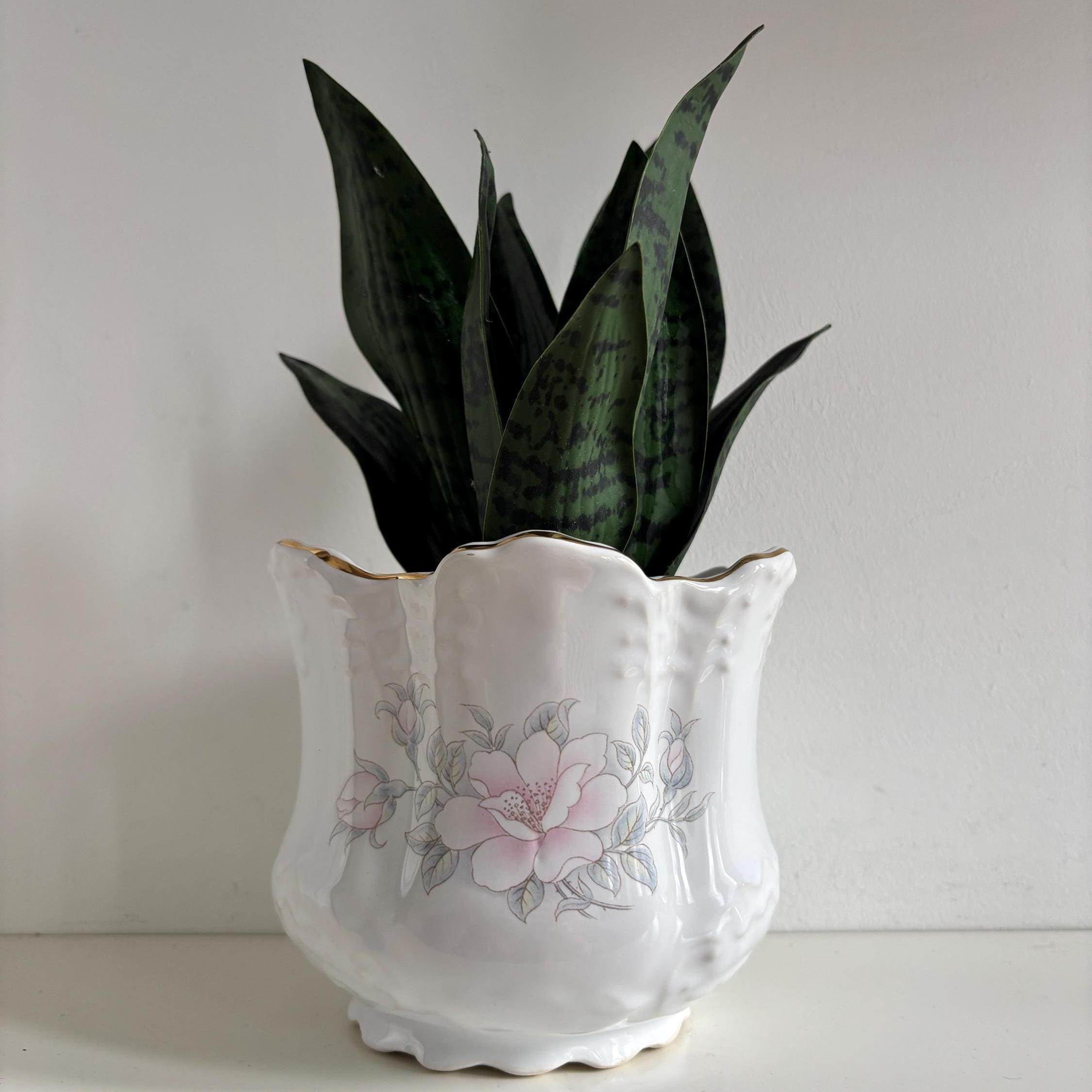 St. Aidan’s Pottery Posy Vase | Scalloped Rim with Gold Trim | Pastel Floral – Stoke-on-Trent | England