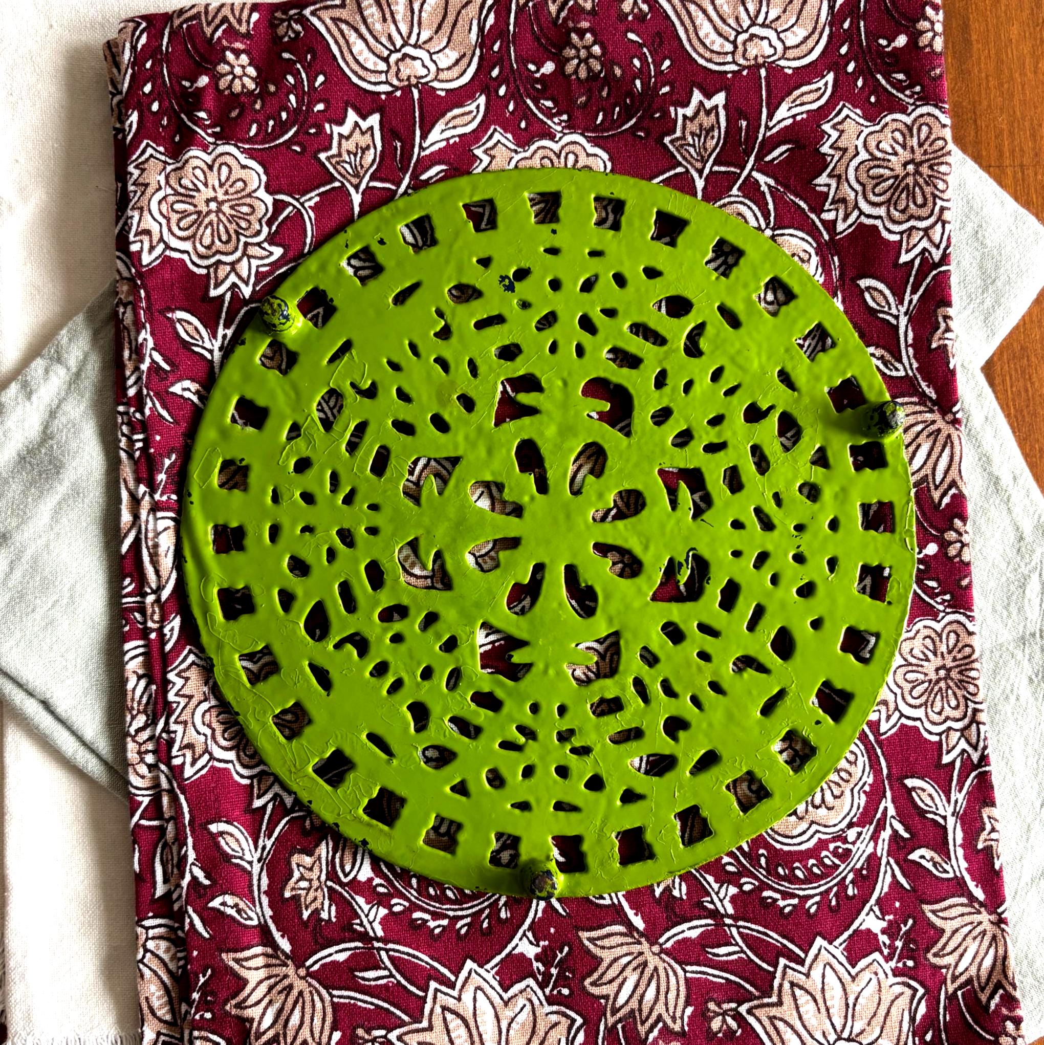 Vintage Green Cast Iron Trivet Floral Design Round Hot Pot Stand Kitchen Decor