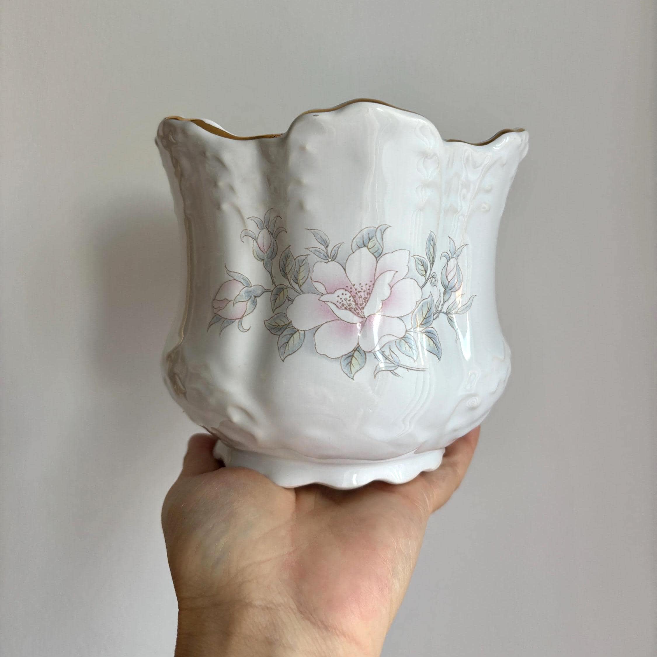 St. Aidan’s Pottery Posy Vase | Scalloped Rim with Gold Trim | Pastel Floral – Stoke-on-Trent | England