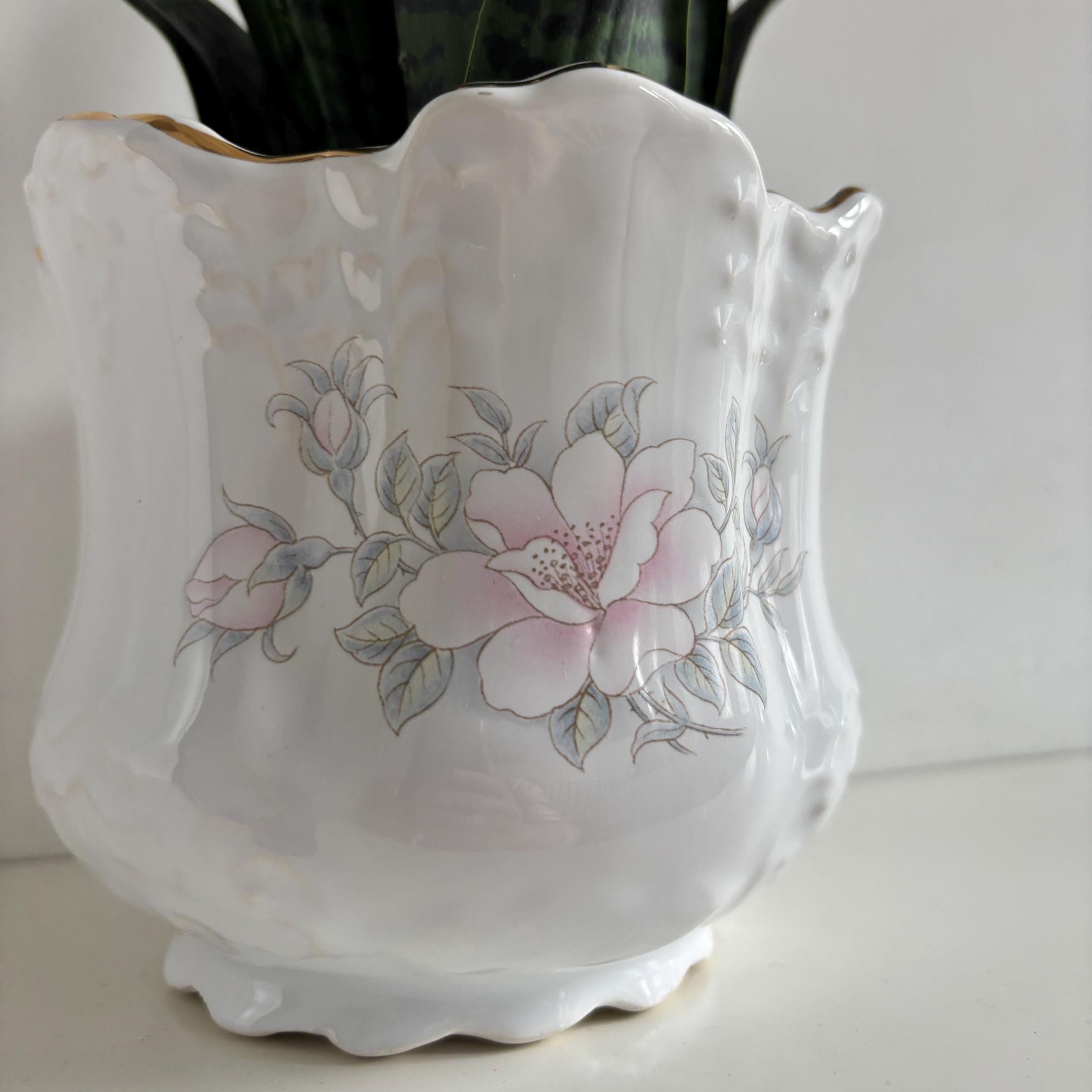 St. Aidan’s Pottery Posy Vase | Scalloped Rim with Gold Trim | Pastel Floral – Stoke-on-Trent | England