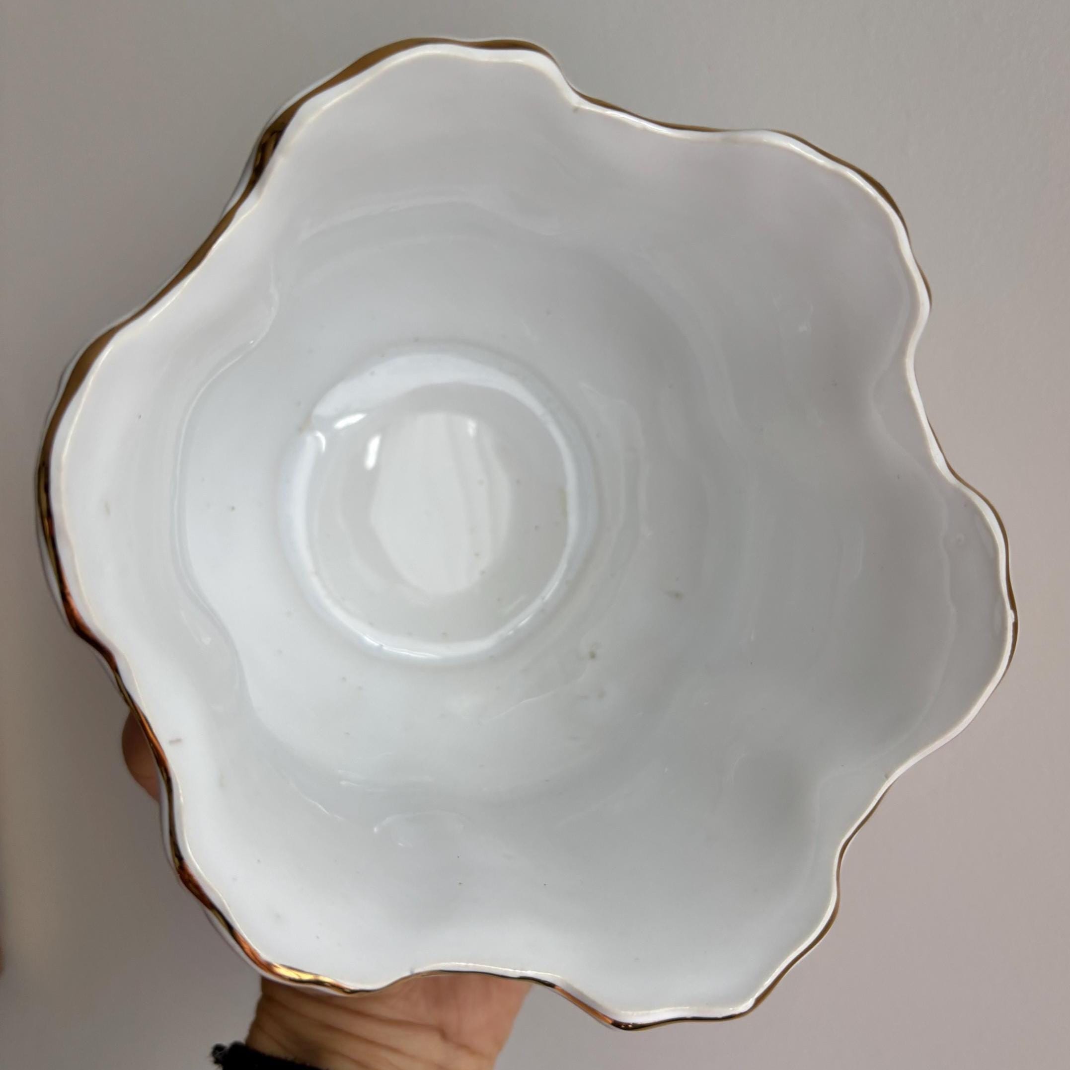 St. Aidan’s Pottery Posy Vase | Scalloped Rim with Gold Trim | Pastel Floral – Stoke-on-Trent | England