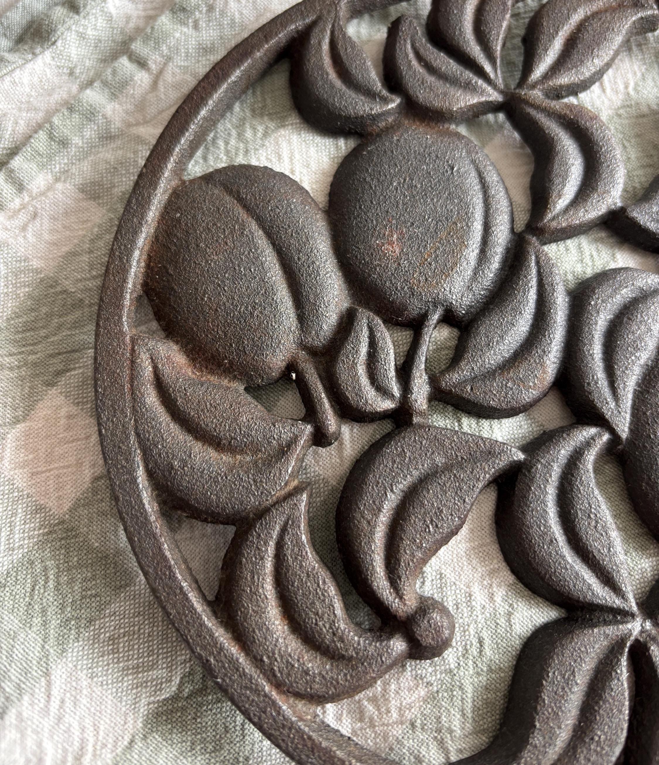 Vintage Cast Iron Fruit Trivet Round Hot Pot Stand Rustic Kitchen Decor