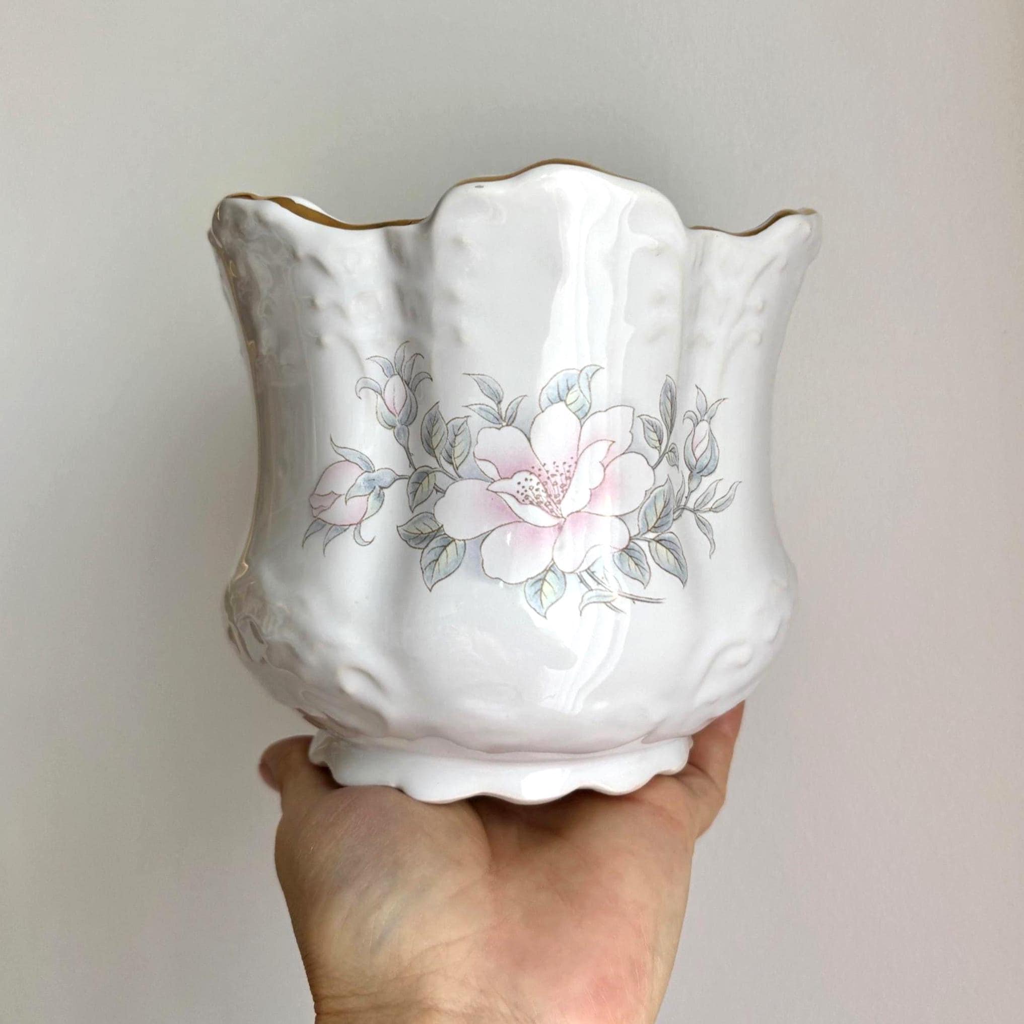 St. Aidan’s Pottery Posy Vase | Scalloped Rim with Gold Trim | Pastel Floral – Stoke-on-Trent | England